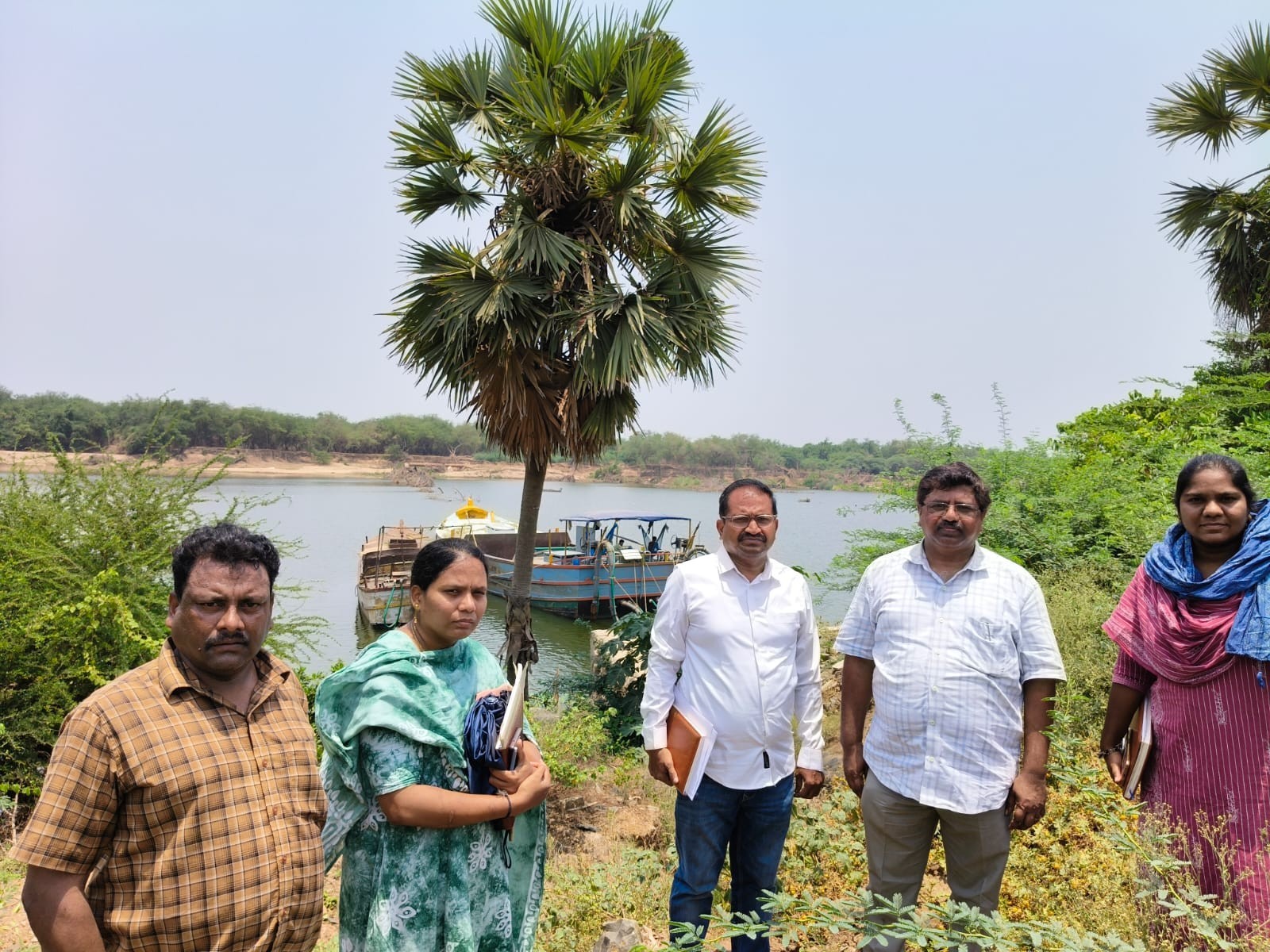 రెండు డ్రెడ్జింగ్ పడవలు సీజ్