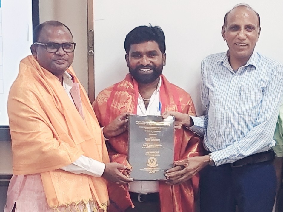 డాక్టరేట్ అందుకున్న కళ్ళెం వాసి