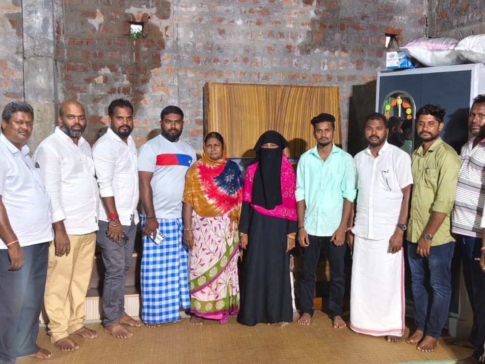 నూతన దంపతులకు జనసేన సాయం