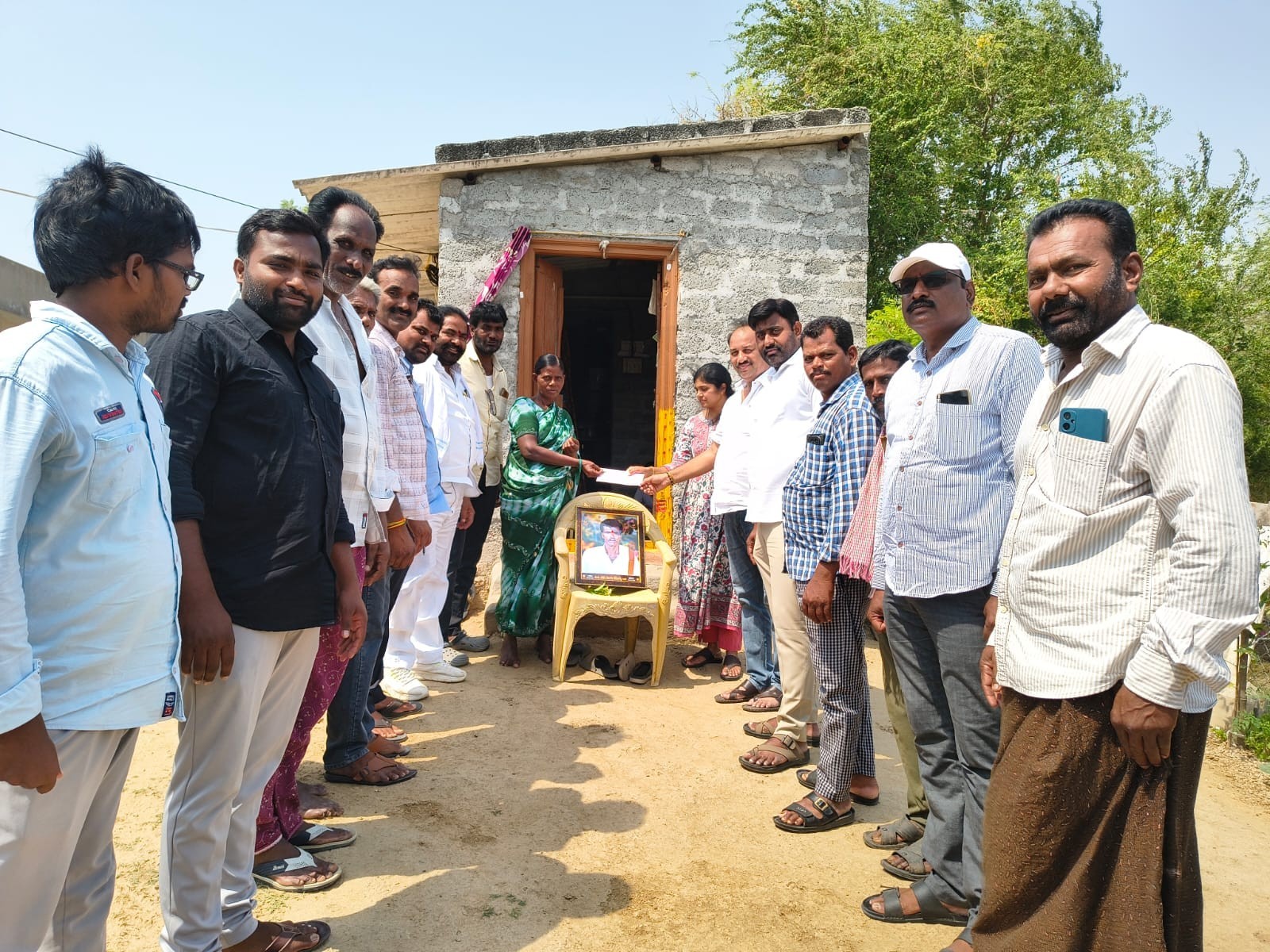 బాధలో ఉన్న కుటుంబాలకు మంత్రి శ్రీనన్న భరోసా