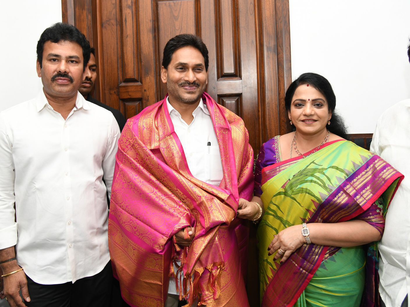 జగన్‌ను కలిసిన పేడాడ రమణికుమారి
