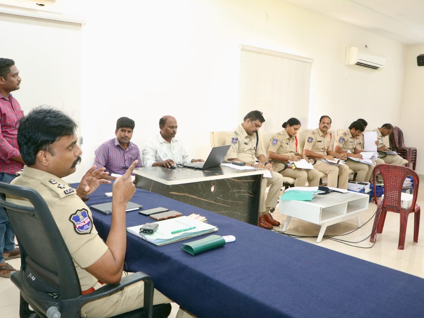 అధికారులతో ఎస్పీ నేర సమీక్ష