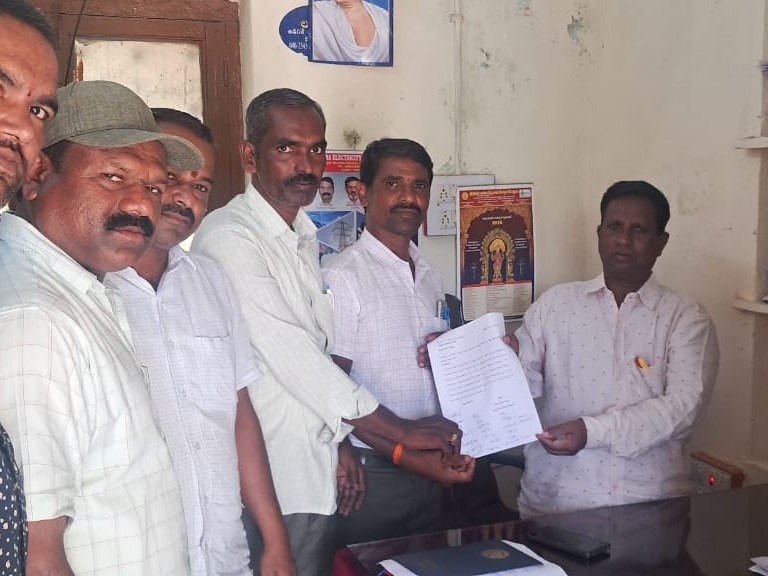 ‘టీచర్స్ కాలనీలో ప్రమాదకరంగా విద్యుత్ తీగలు’