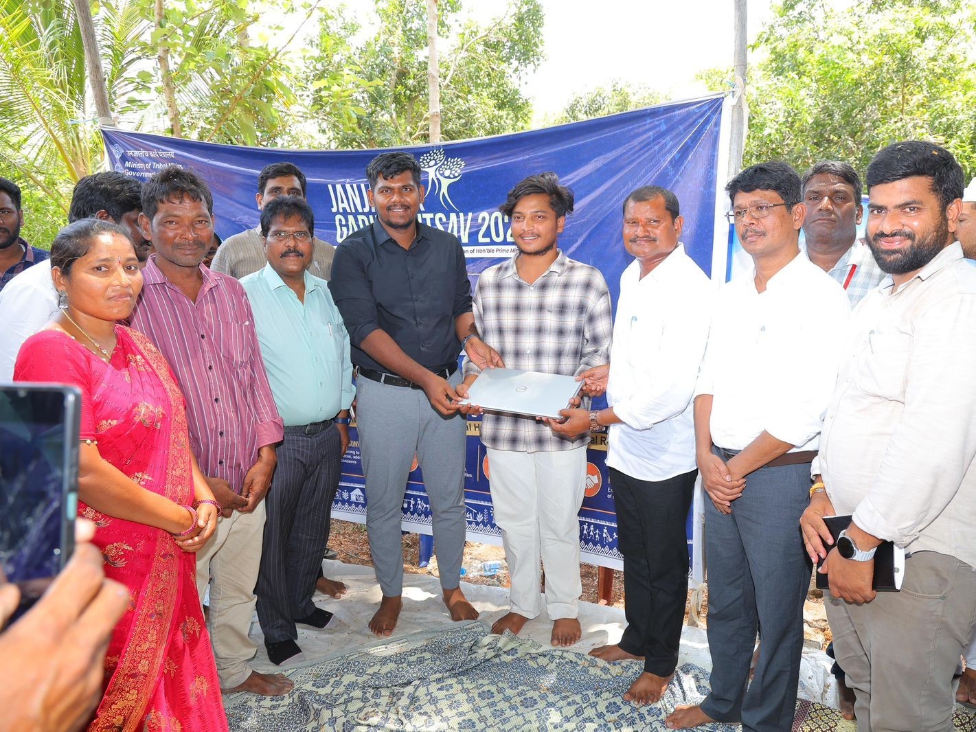 డిజిటల్ విద్య కోసం ఉచిత ల్యాప్‌టాప్ పంపిణీ