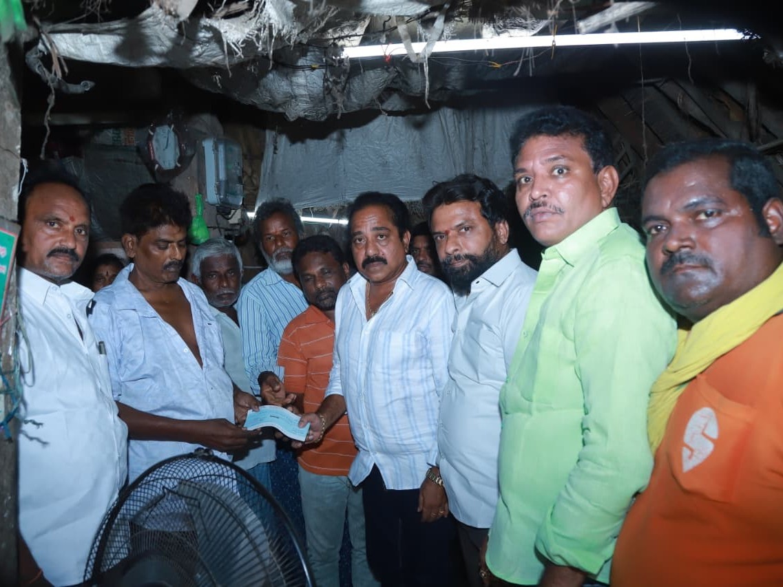 క్యాన్సర్ వ్యాధిగ్రస్తునకు మంత్రి సుభాష్ ఆర్థిక సహాయం