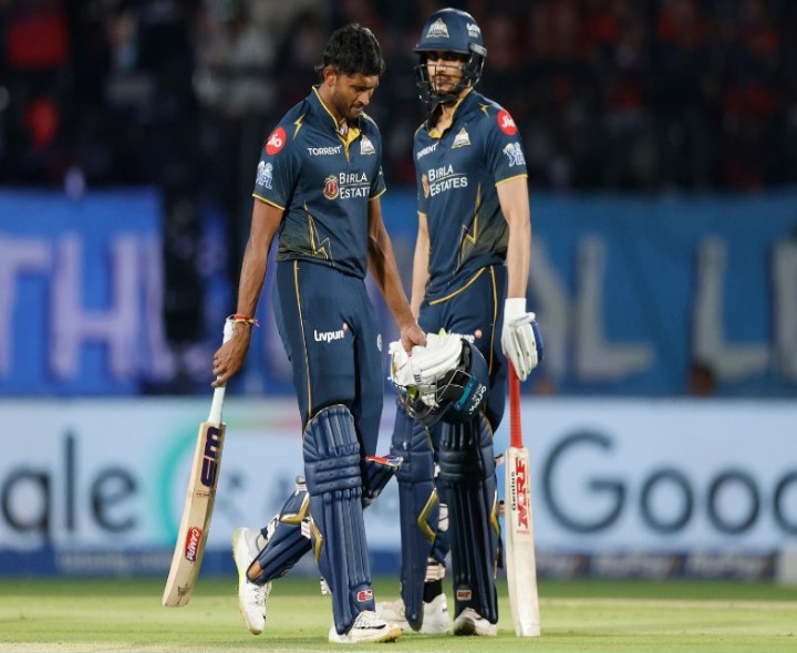 IPL: ఫోర్ కొట్టి.. హిట్ వికెట్ అయ్యాడు