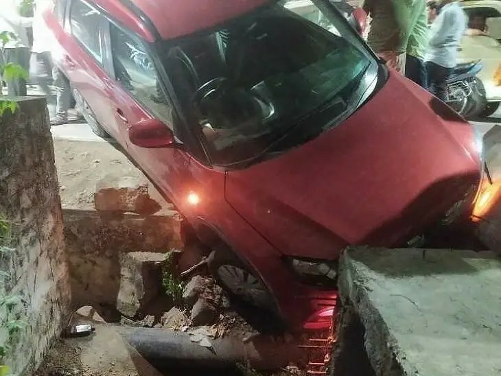 డ్రైనేజీలోకి దూసుకెళ్లిన కారు