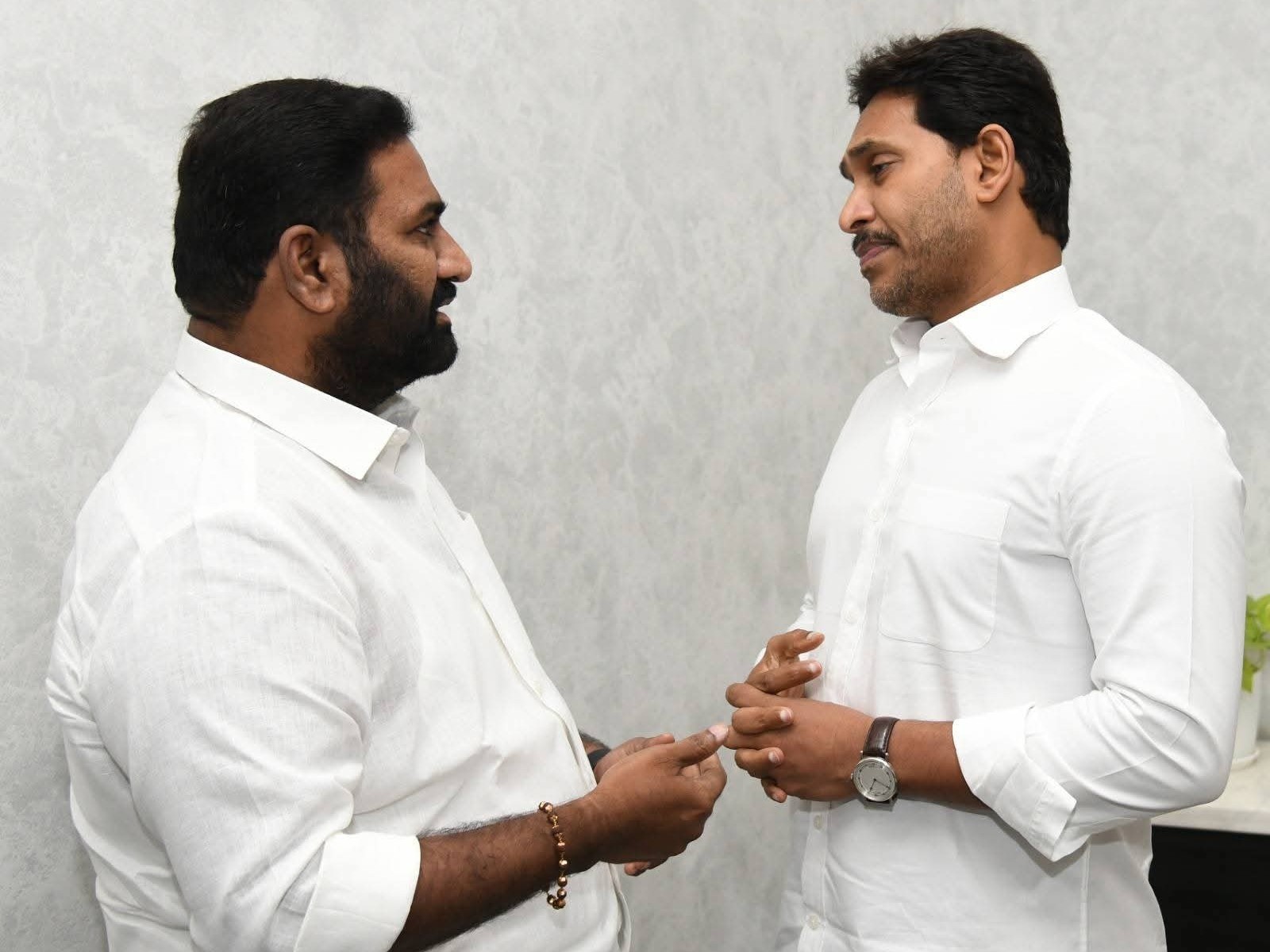 జగన్‌ను కలిసిన రేపల్లె వైసీపీ సమన్వయకర్త