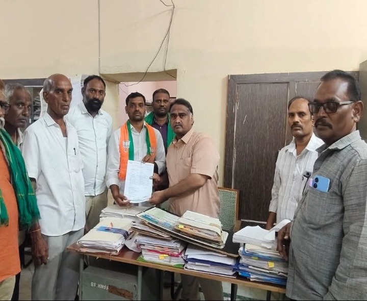 నిర్వాసిత రైతులకు పరిహారం ఇవ్వాలని వినతి