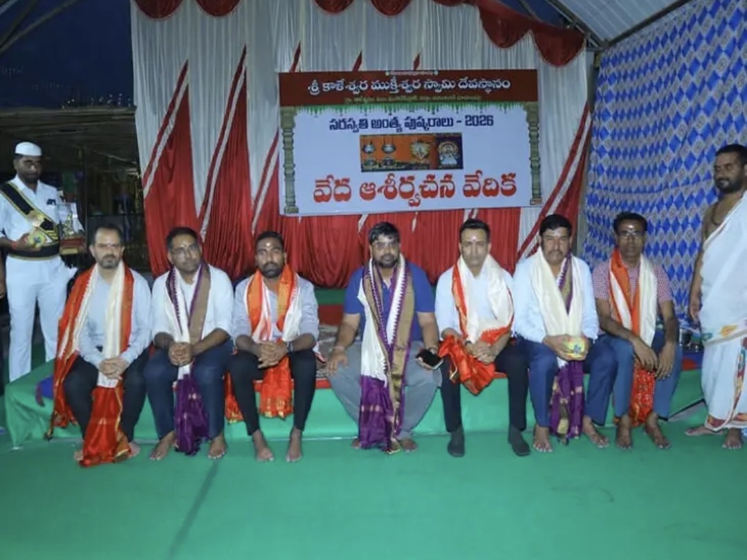 కాళేశ్వరం పుష్కరాల్లో కలెక్టర్ల ప్రత్యేక పూజలు