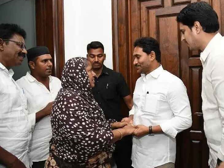 రషీద్ కుటుంబానికి వైఎస్ జగన్ పరామర్శ