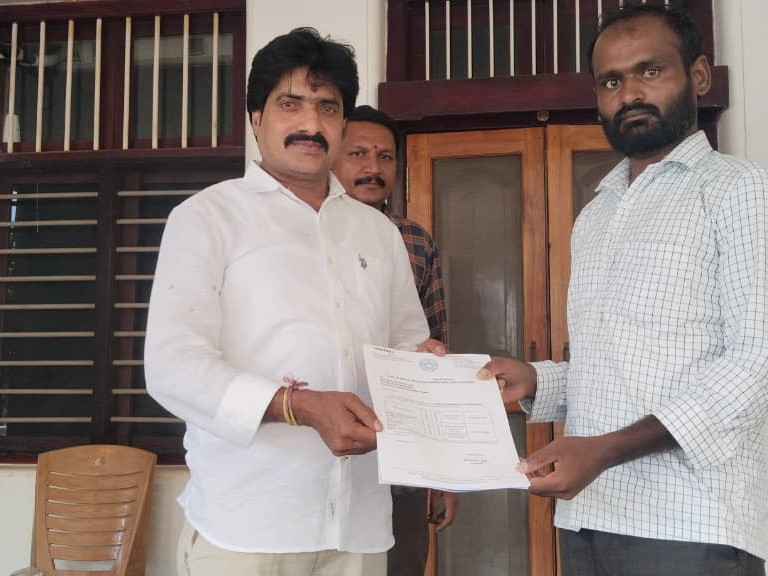 లబ్ధిదారునికి ఎల్‌ఓసీ పత్రం అందజేసిన ఎమ్మెల్యే