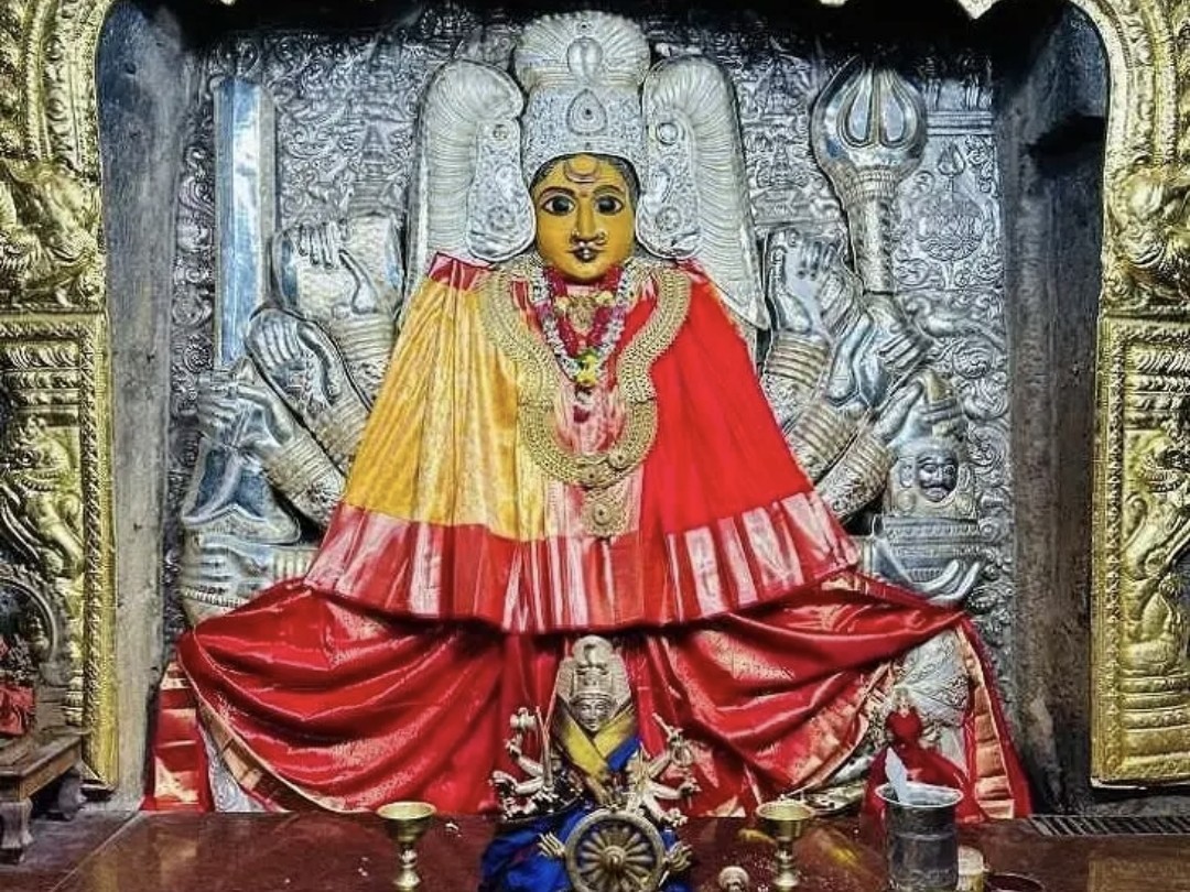 భక్తిశ్రద్ధలతో భద్రకాళి ఆలయంలో ఏకాదశి పూజలు