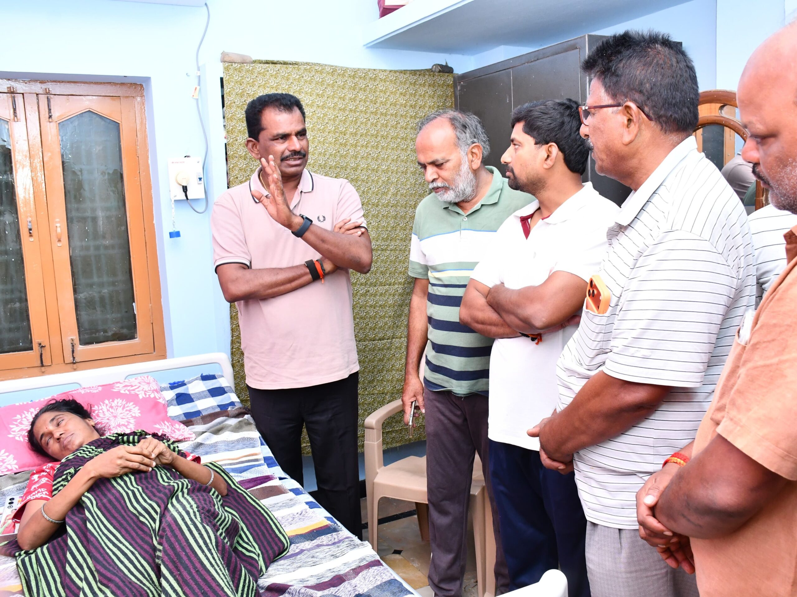 బాధితులను పరామర్శించిన ఎమ్మెల్యే!