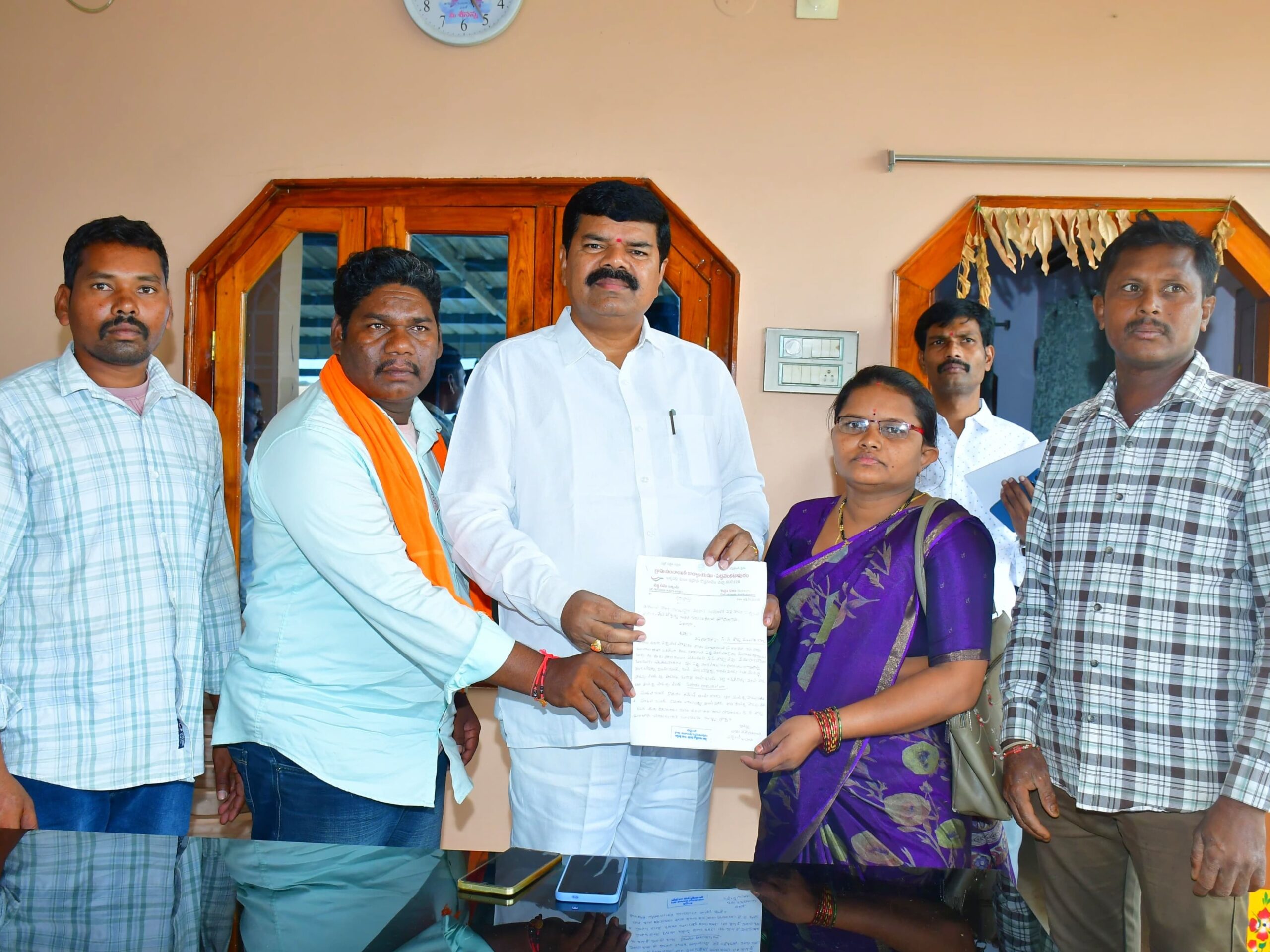 ఎమ్మెల్యేకు వినతి పత్రం అందజేసిన సర్పంచ్