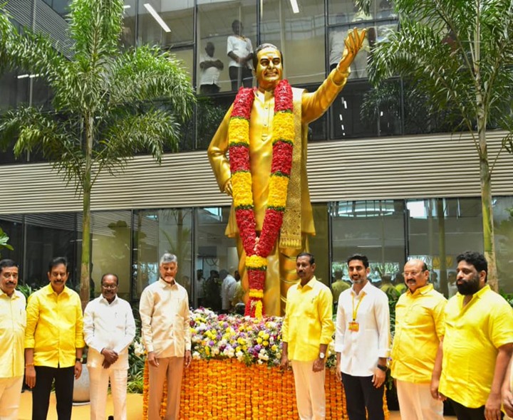 ఎన్టీఆర్‌కు నివాళులర్పించిన చంద్రబాబు