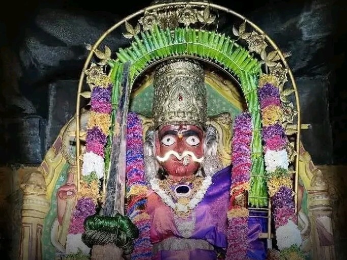 ప్రత్యేక పుష్పాలంకరణలో చౌడేశ్వరి మాత