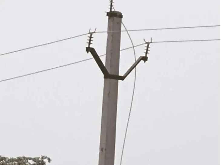 తెగిన విద్యుత్ వైర్లు.. భయాందోళనతో ప్రజలు