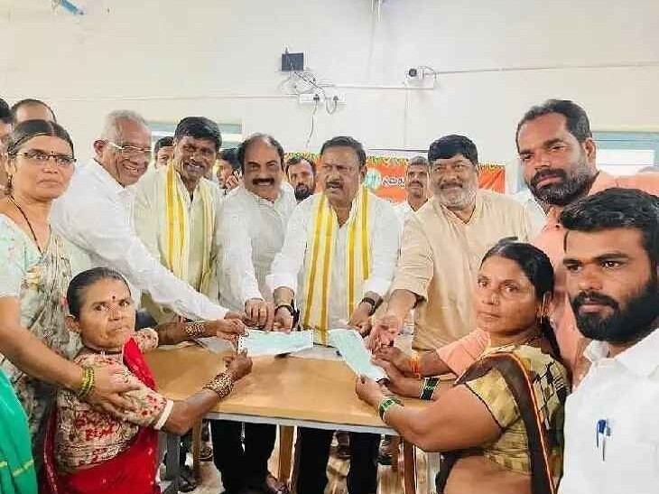 మహమ్మదాబాద్‌లో చెక్కుల పంపిణీ చేసిన ఎమ్మెల్యే