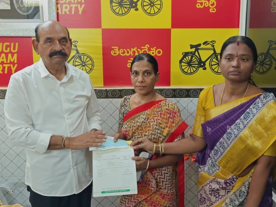 రూ.16 లక్షల CMRF చెక్కుల పంపిణీ: మంత్రి