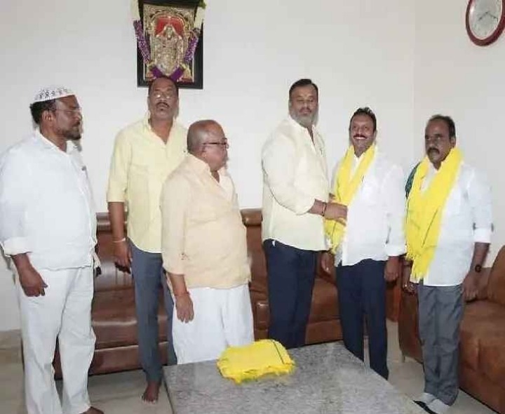 టీడీపీలో చేరిన మాజీ YCP కౌన్సిలర్లు