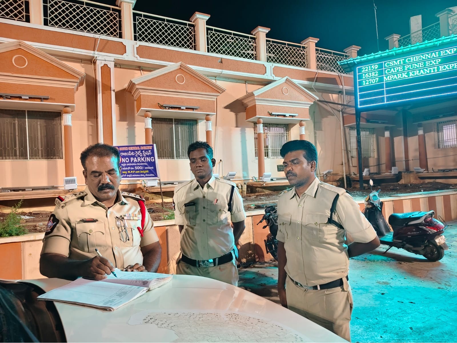 నేరాల నియంత్రణకు పోలీసుల ప్రత్యేక తనిఖీలు
