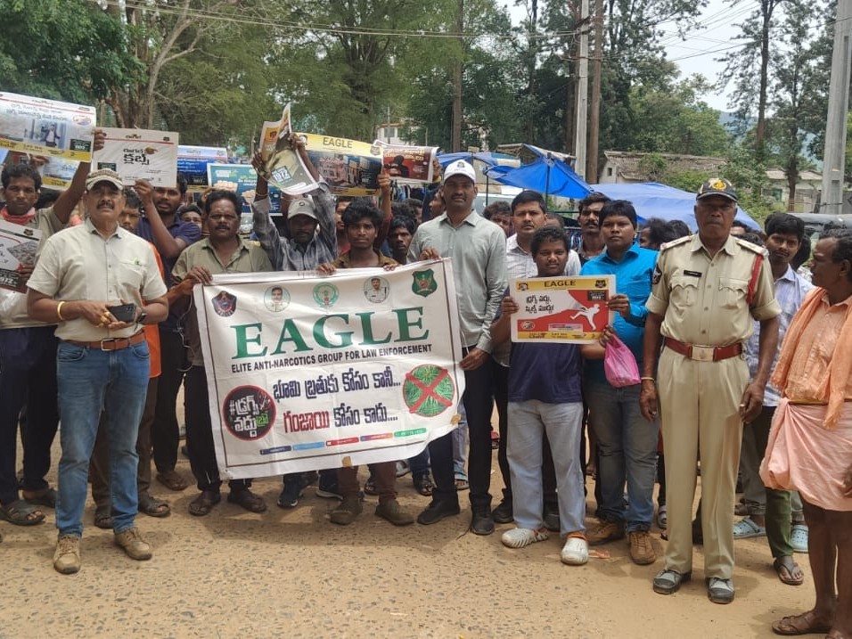వారపు సంతలో గంజాయి అనర్ధాలపై అవగాహన
