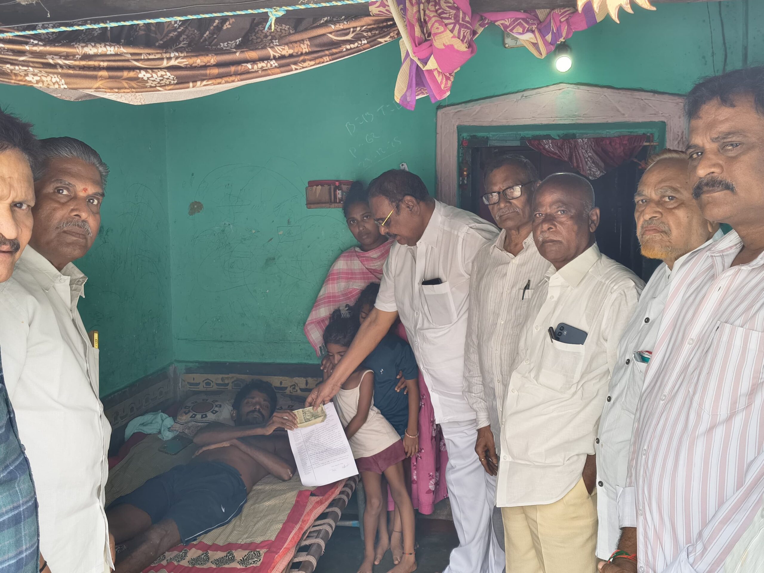 శ్రీనుకు విశాఖ జిల్లా రిటైర్డ్ రెవెన్యూ ఎంప్లాయిస్ ఆర్థిక సాయం