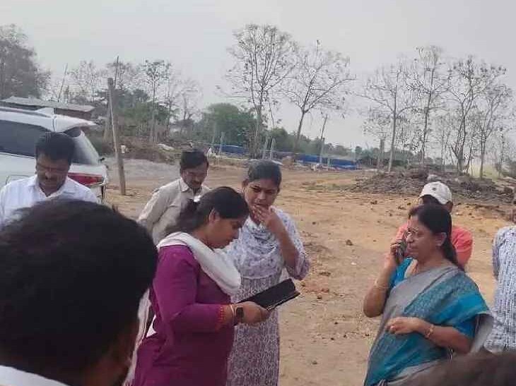 ఐకేపీ కేంద్రంలో కొనుగోలు కేంద్రాలు తనిఖీ చేసిన: కలెక్టర్