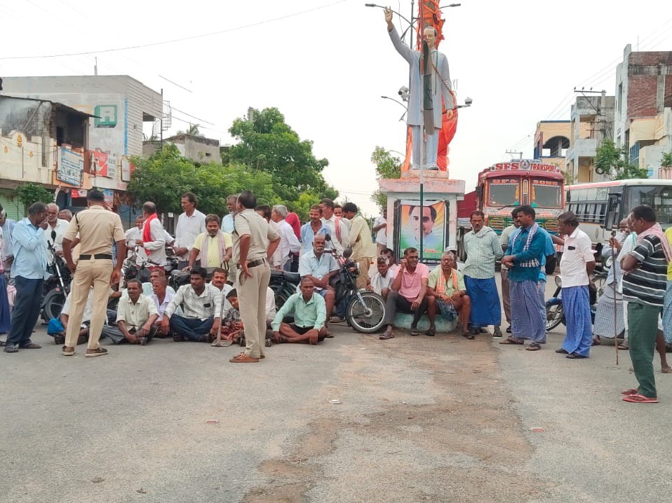 తడిసిన ధాన్యం కొనుగోలు చేయాలని రైతుల ధర్నా