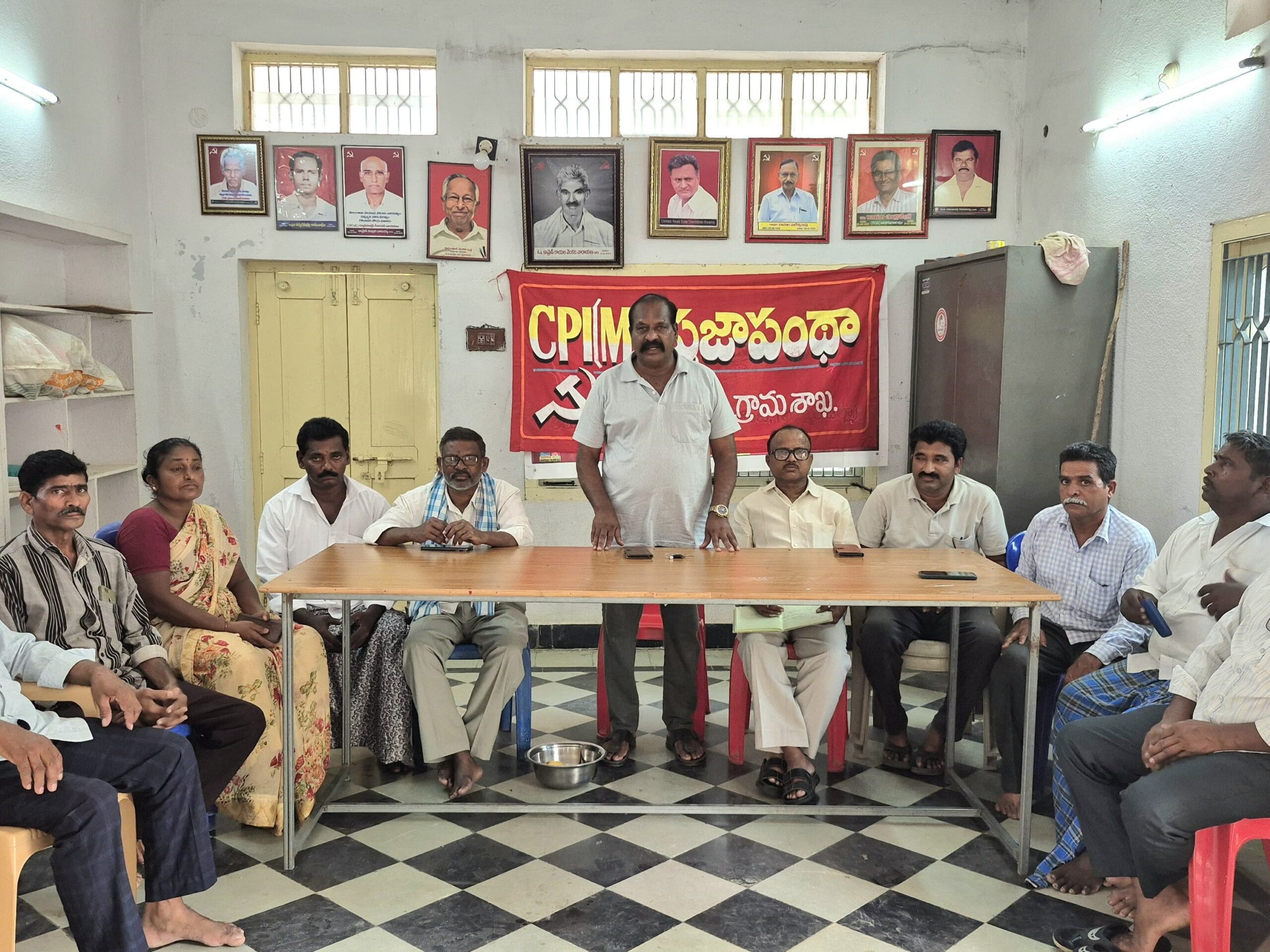 ‘పెంచిన డీజిల్ పెట్రోల్ ధరలు వెంటనే తగ్గించాలి’