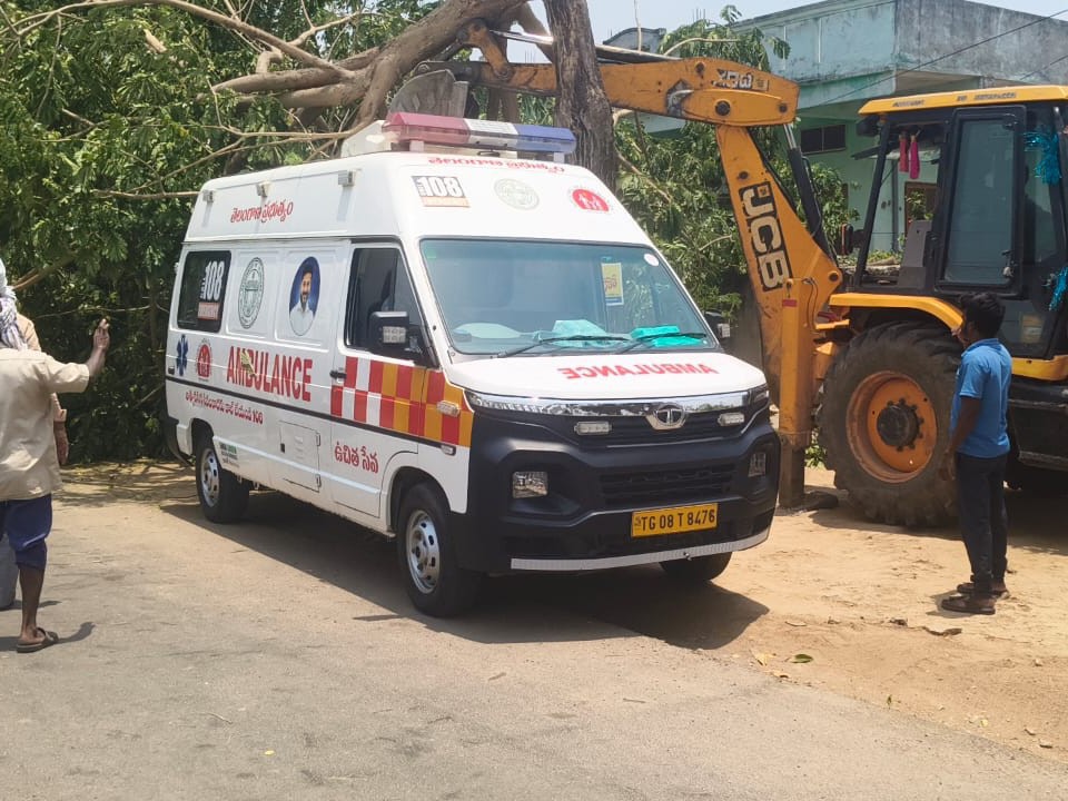 అంబులెన్స్ వాహనంపై పడిన చెట్టు కొమ్మ