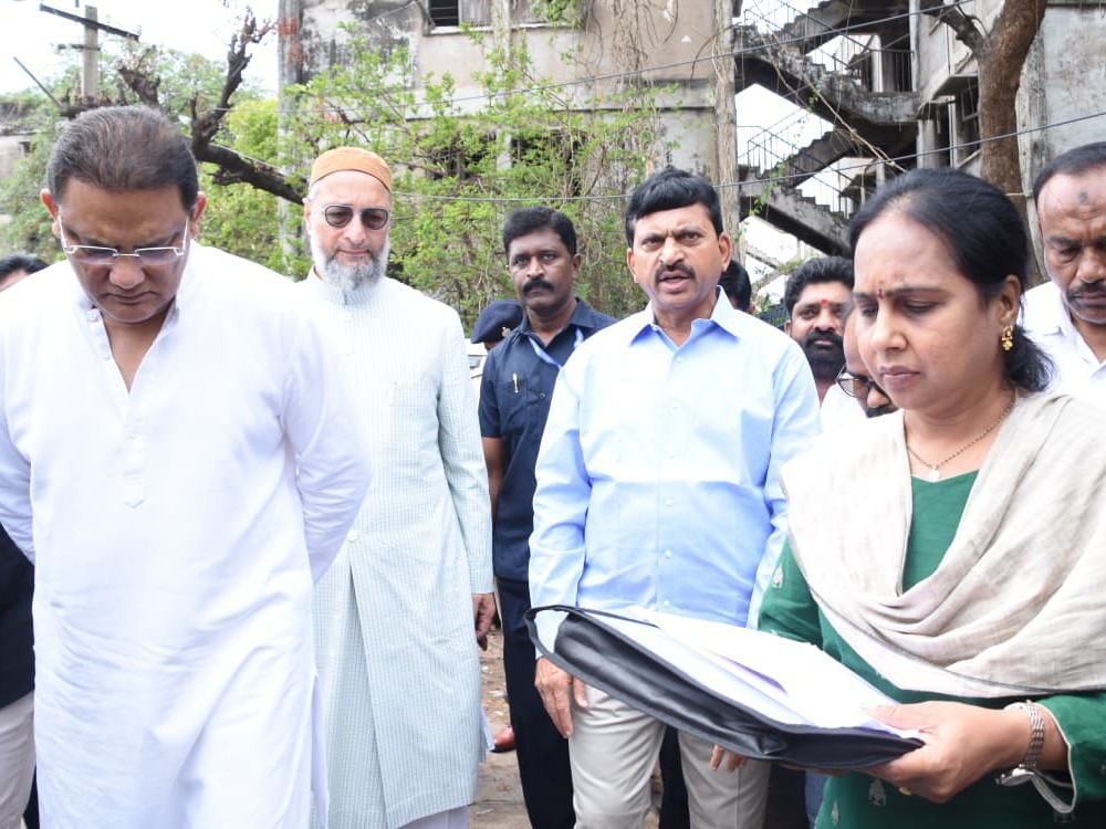 అనువైన స్థలాలను పరిశీలించిన మంత్రి
