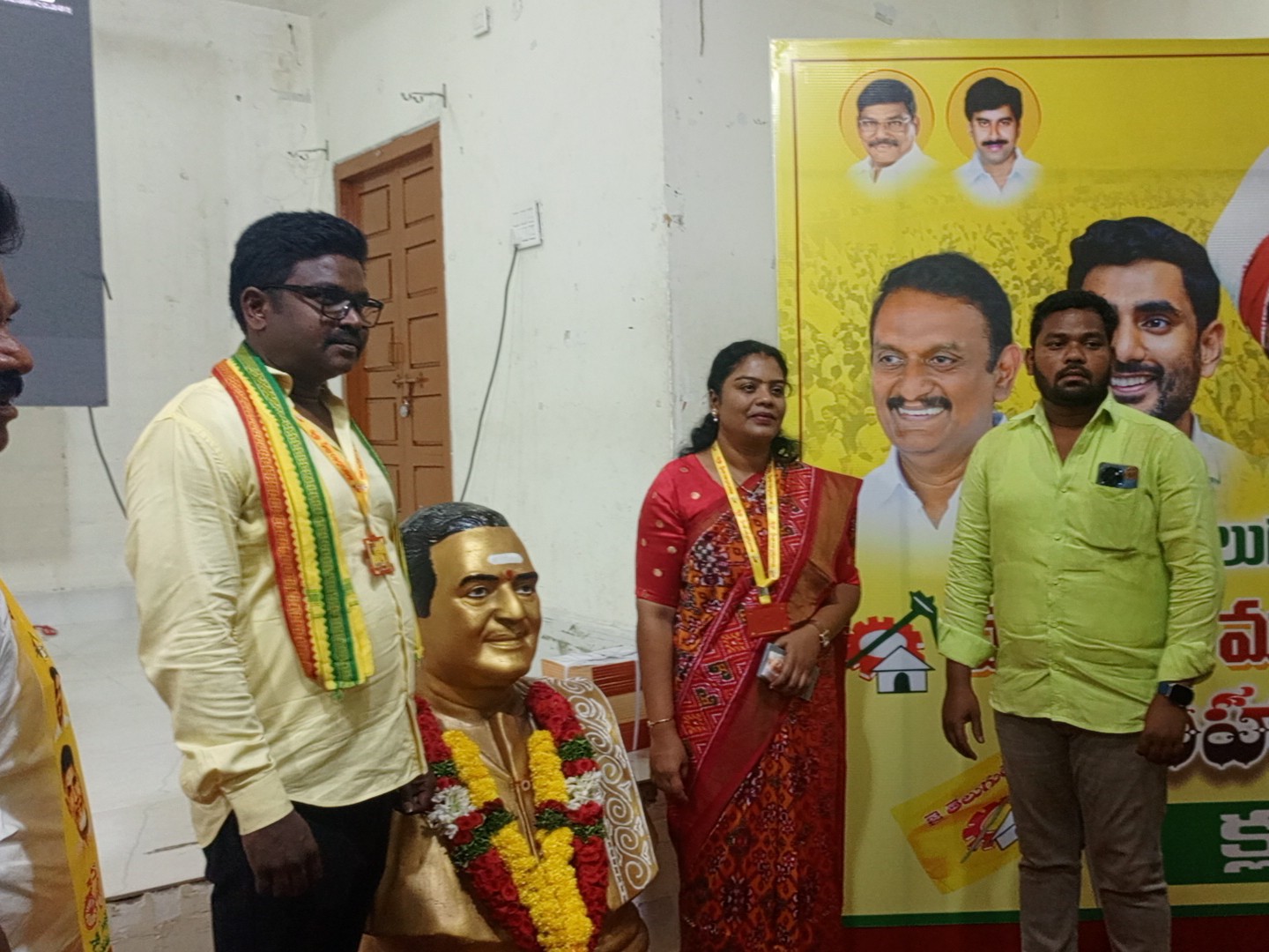 తెలుగుజాతి గర్వించదగ్గ మహనీయుడు ఎన్టీఆర్