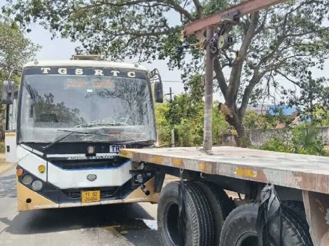 బస్సు–లారీ ఢీ.. త్రుటిలో తప్పిన ప్రమాదం