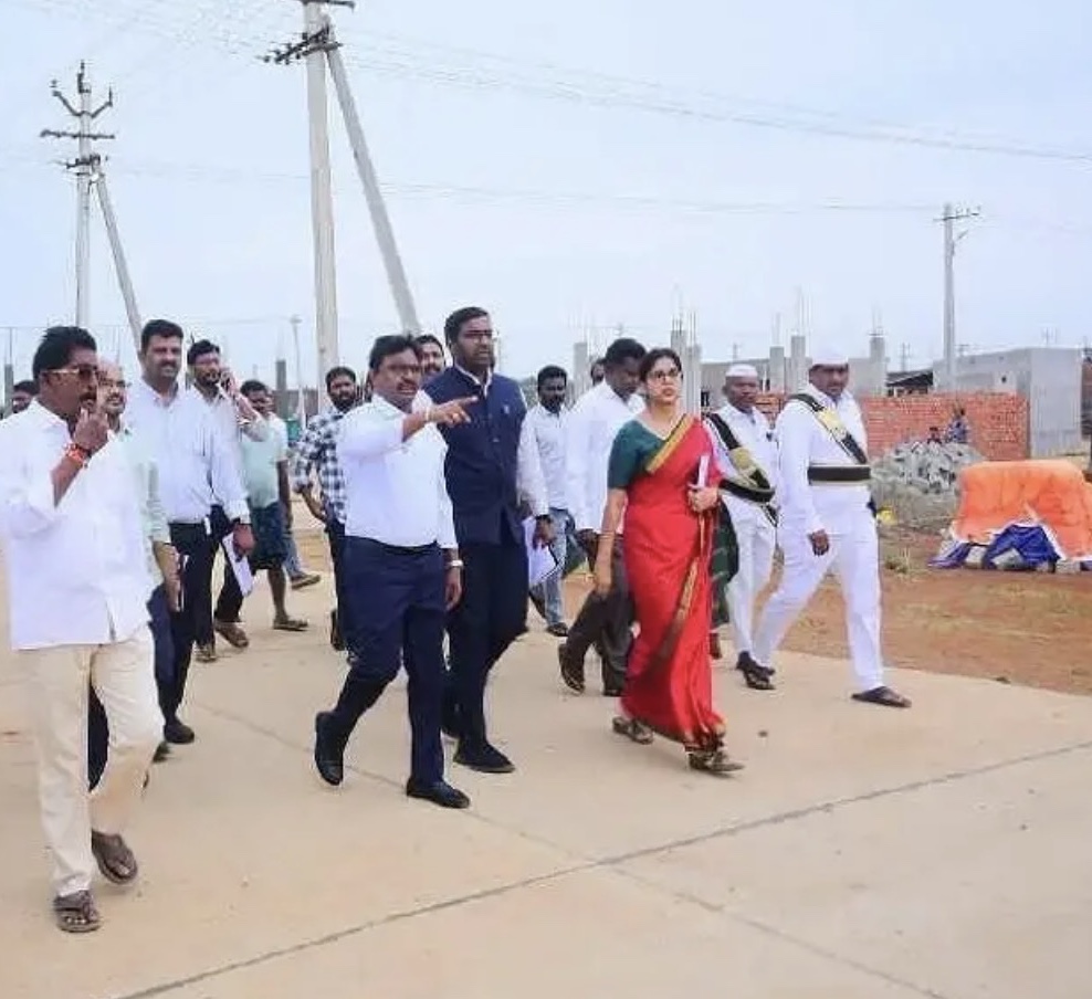 పోర్టు నిర్వాసితుల కాలనీను పరిశీలించిన కలెక్టర్