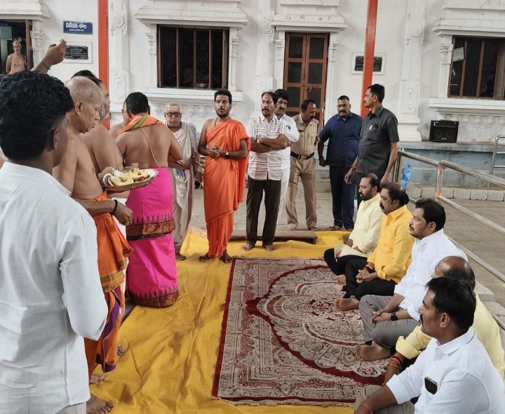 ఆంజనేయ స్వామిని దర్శించుకున్న ఎమ్మెల్యే