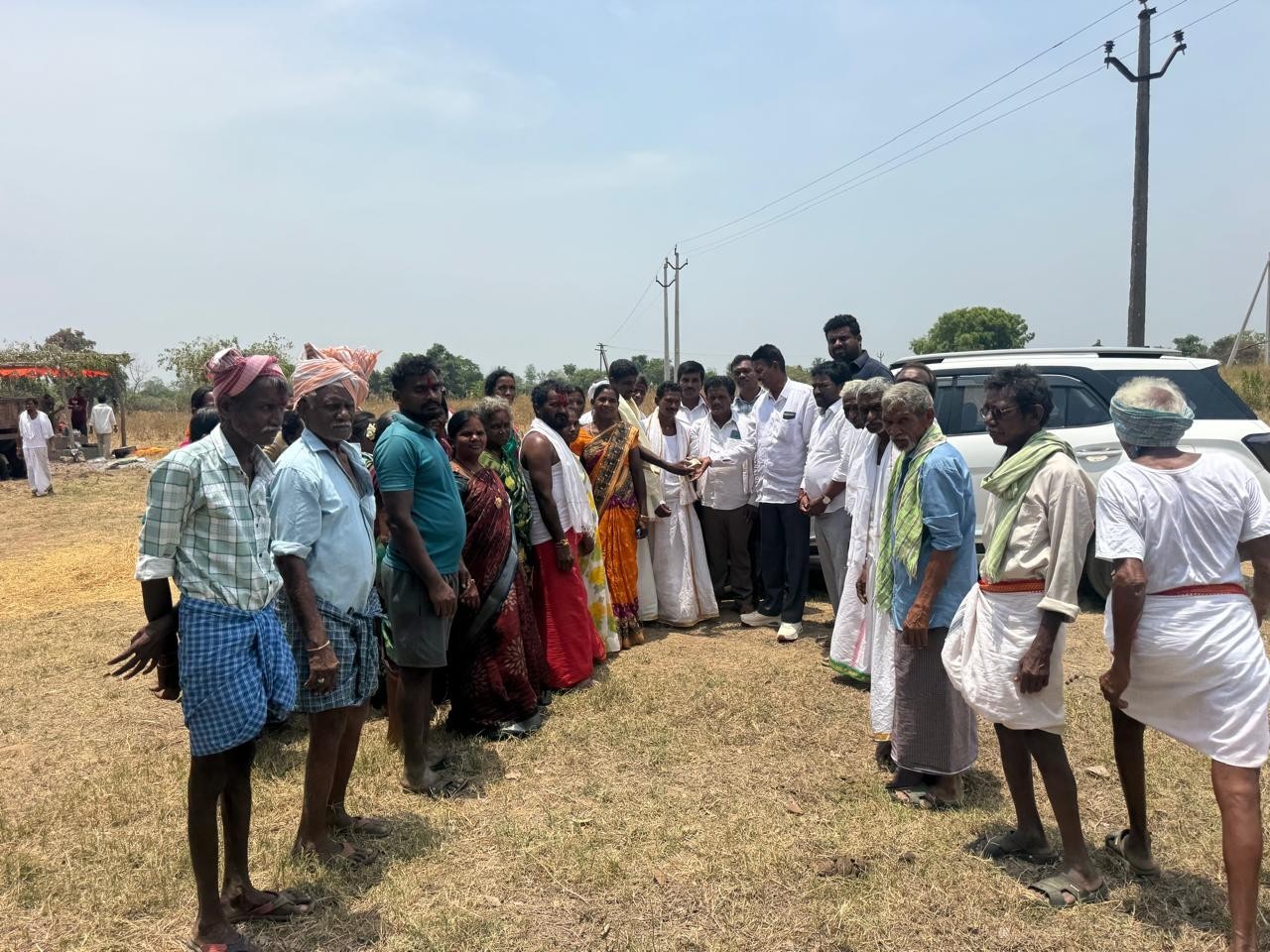 బొడ్రాయి ప్రతిష్టాపనకు సీతక్క విరాళం