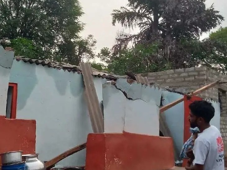 అకాల వర్షం బీభత్సం.. రేకుల ఇల్లు ధ్వంసం
