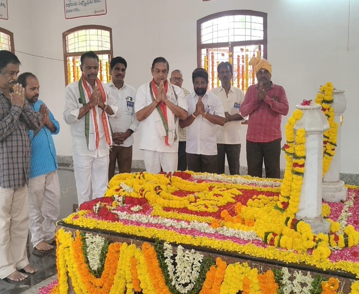 కందుకూరికి నివాళులర్పించిన కాంగ్రెస్ నాయకులు