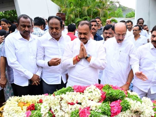 మాజీ మంత్రి సతీమణి పార్థీవదేహానికి పీసీసీ చీఫ్ నివాళి