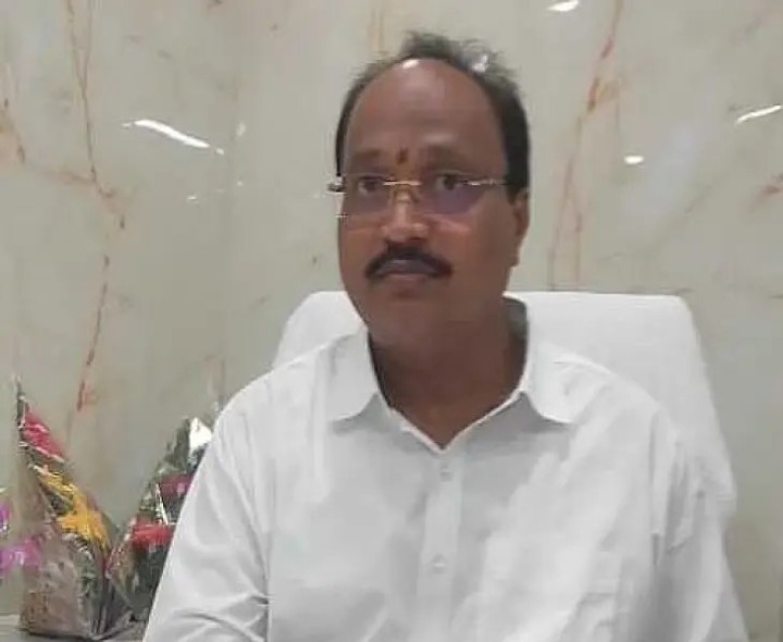 అనధికార ఫ్లెక్సీలను వెంటనే తొలగించాలి: కమిషనర్