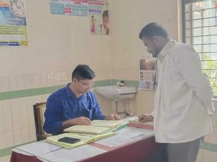 ఆరోగ్య కేంద్రాన్ని తనిఖీ చేసిన డీఎంహెచ్వో