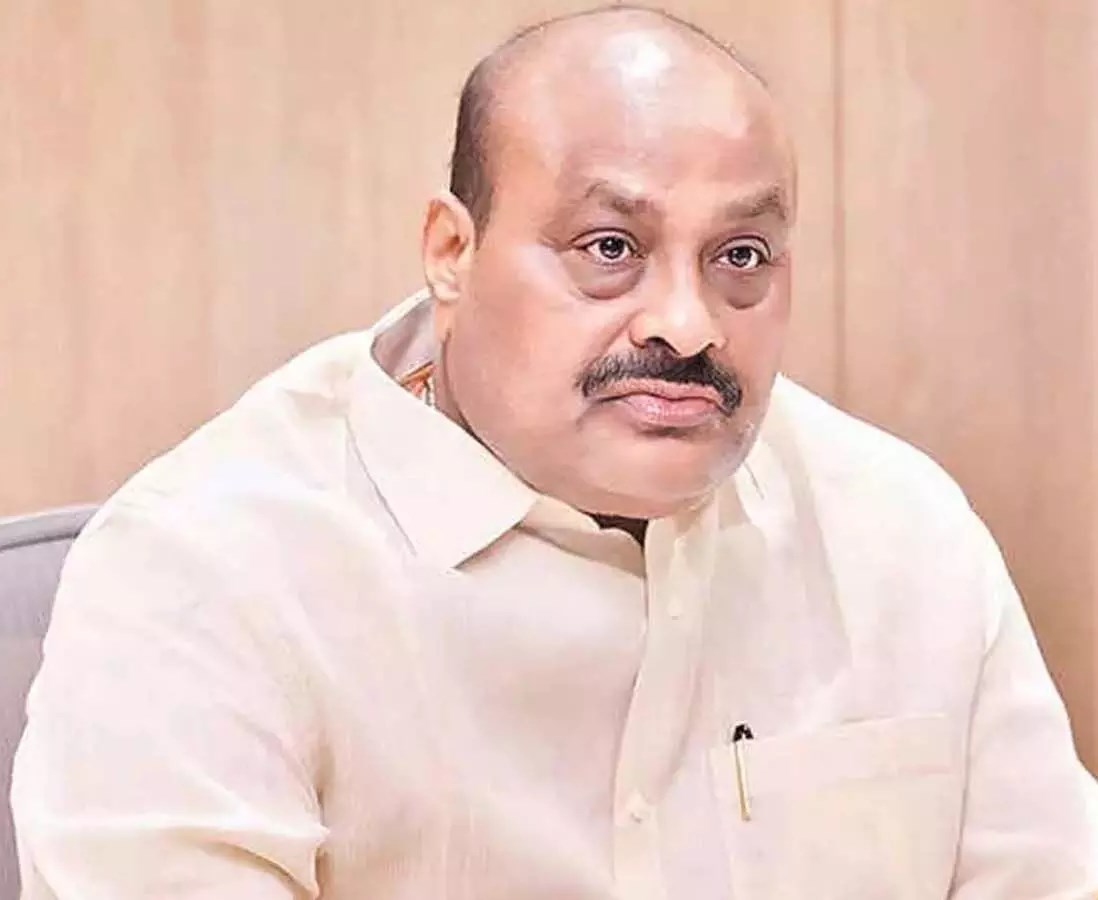 వేటకు వెళ్లే మత్స్యకారులు అప్రమత్తంగా ఉండాలి: మంత్రి అచ్చెన్న
