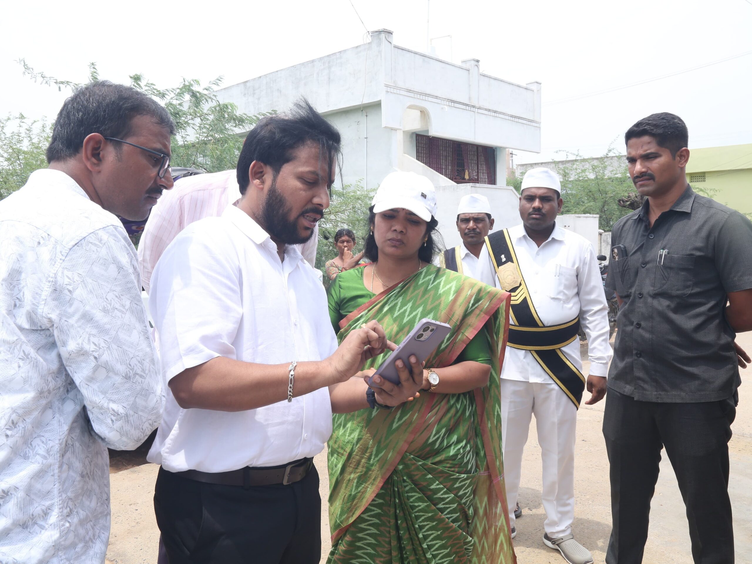 ఓటర్ల అనుసంధాన ప్రక్రియను పరిశీలించిన కలెక్టర్