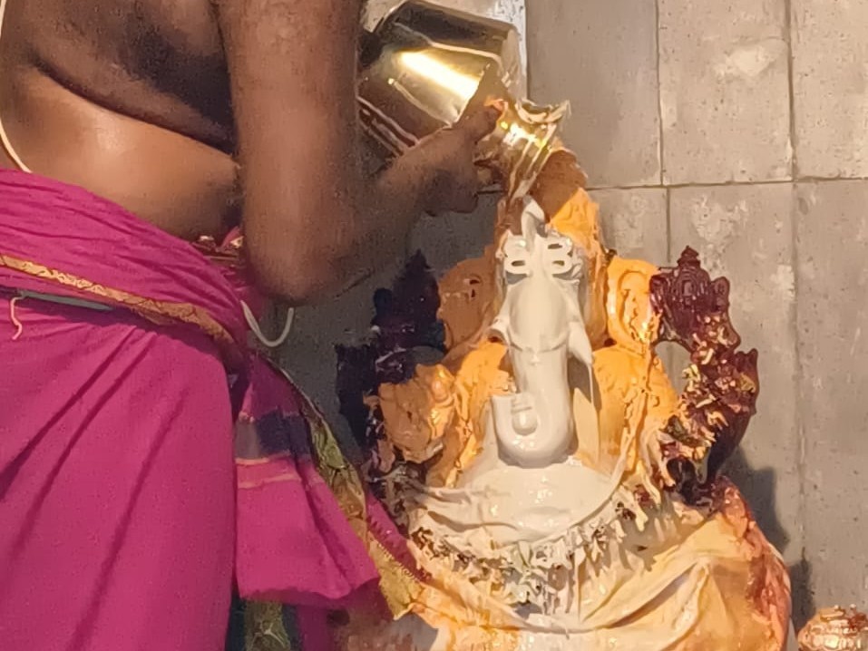 విజయగణపతికి పంచామృతాభిషేకాలు