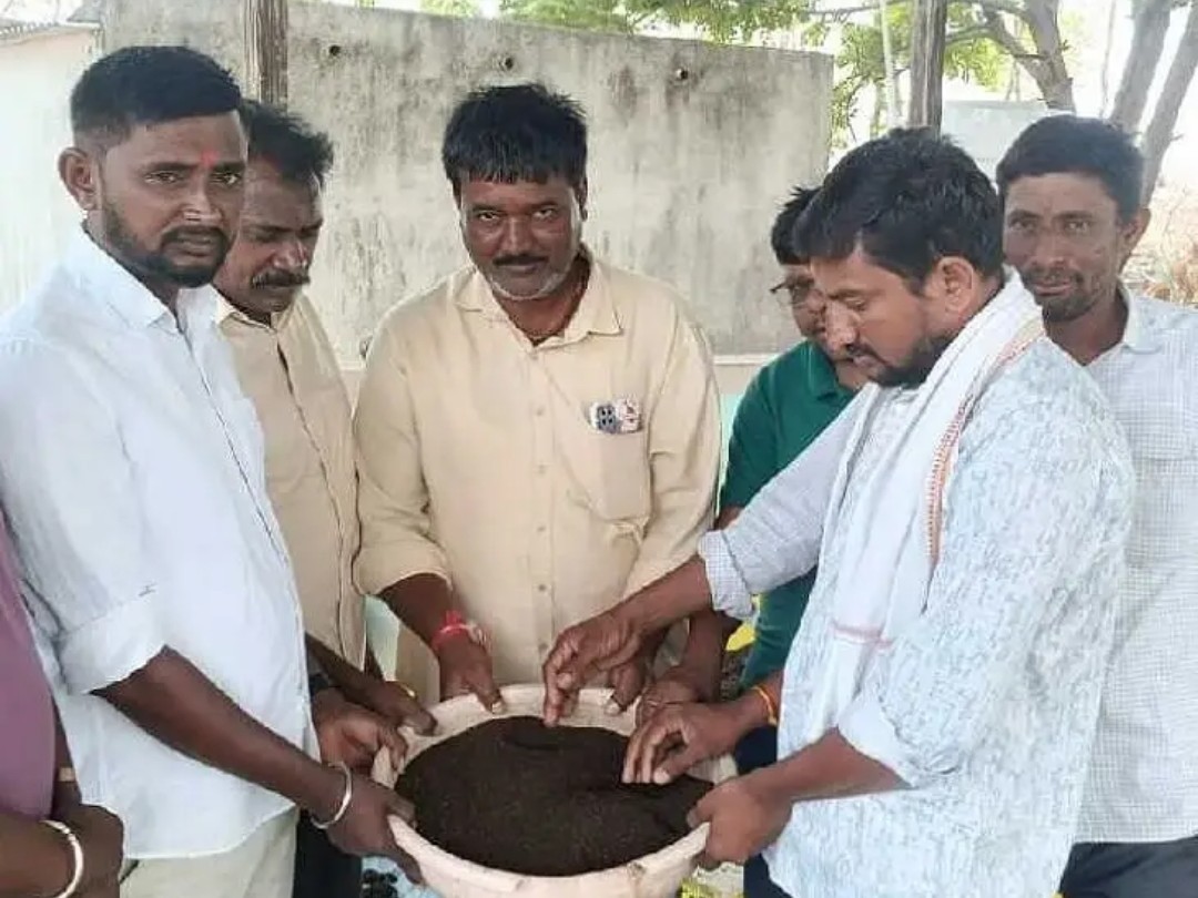 ముఖారా(కే) గ్రామంలో వర్మీ కంపోస్ట్ తయారీ