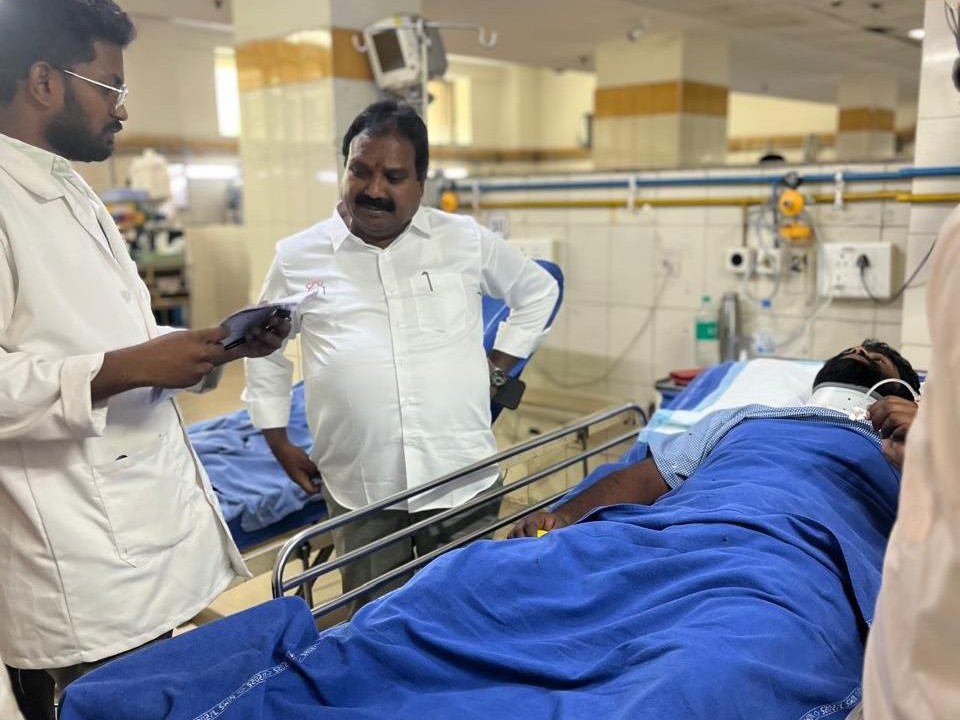 బాధితుడిని పరామర్శించిన మాజీ ఎమ్మెల్యే