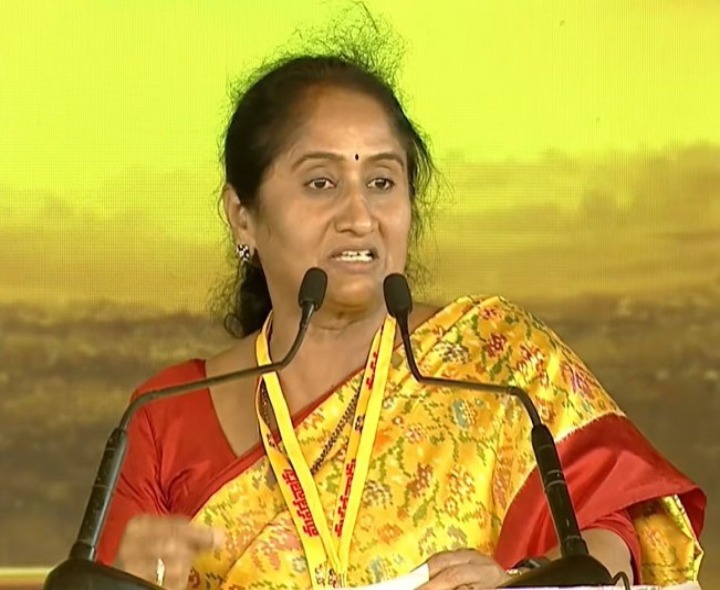 పార్టీ నిధికి మంత్రి సవిత భారీ విరాళం