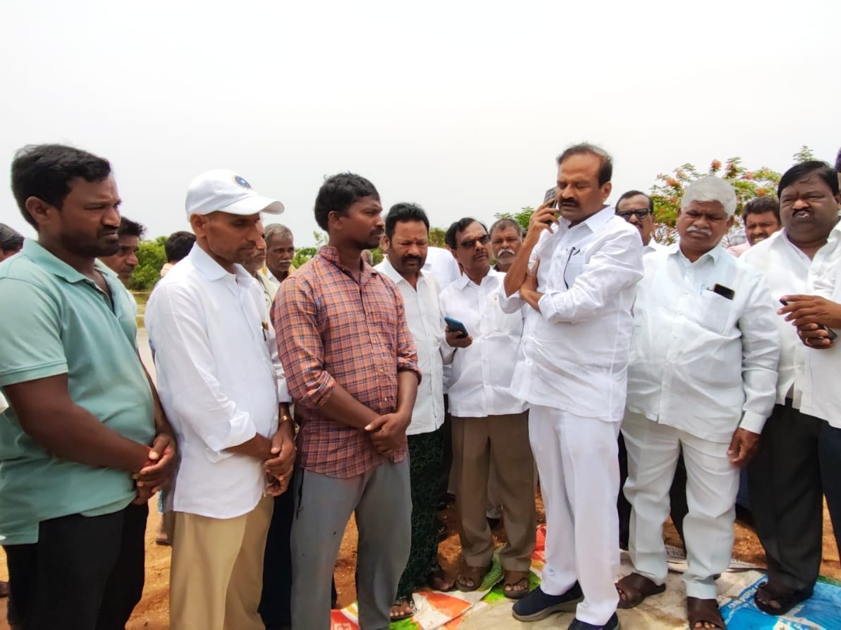 ‘ప్రభుత్వం రైతులను నిండా ముంచుతుంది’